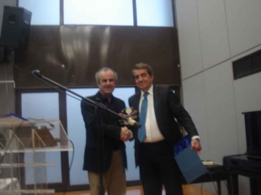 Ο Πρόεδρος της Ένωσης Επιστημόνων Κώστας Πολυχρόνης Τίγκας με τον ομιλητή καθηγητή του Οικονομικού Πανεπιστημίου Αθηνών κ. Γιαννακουδάκη Εμμανουήλ.