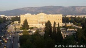 Handelsblatt: Η συρρίκνωση της ανάπτυξης οφείλεται στην αντιπαράθεση Αθήνας και δανειστών καθώς και στην διένεξη για το ρόλο του ΔΝΤ