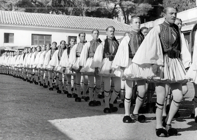 ενδυμασία του Εύζωνα 