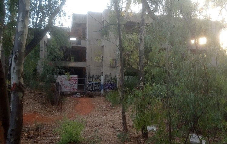 Επικίνδυνη ημιτελής οικοδομή πλησίον 1ου Γυμνασίου Παπάγου